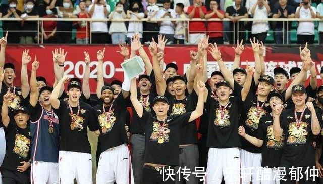 杜锋|急了广东队半场被打崩,杜锋骂裁判,曾繁日垫脚孙铭徽