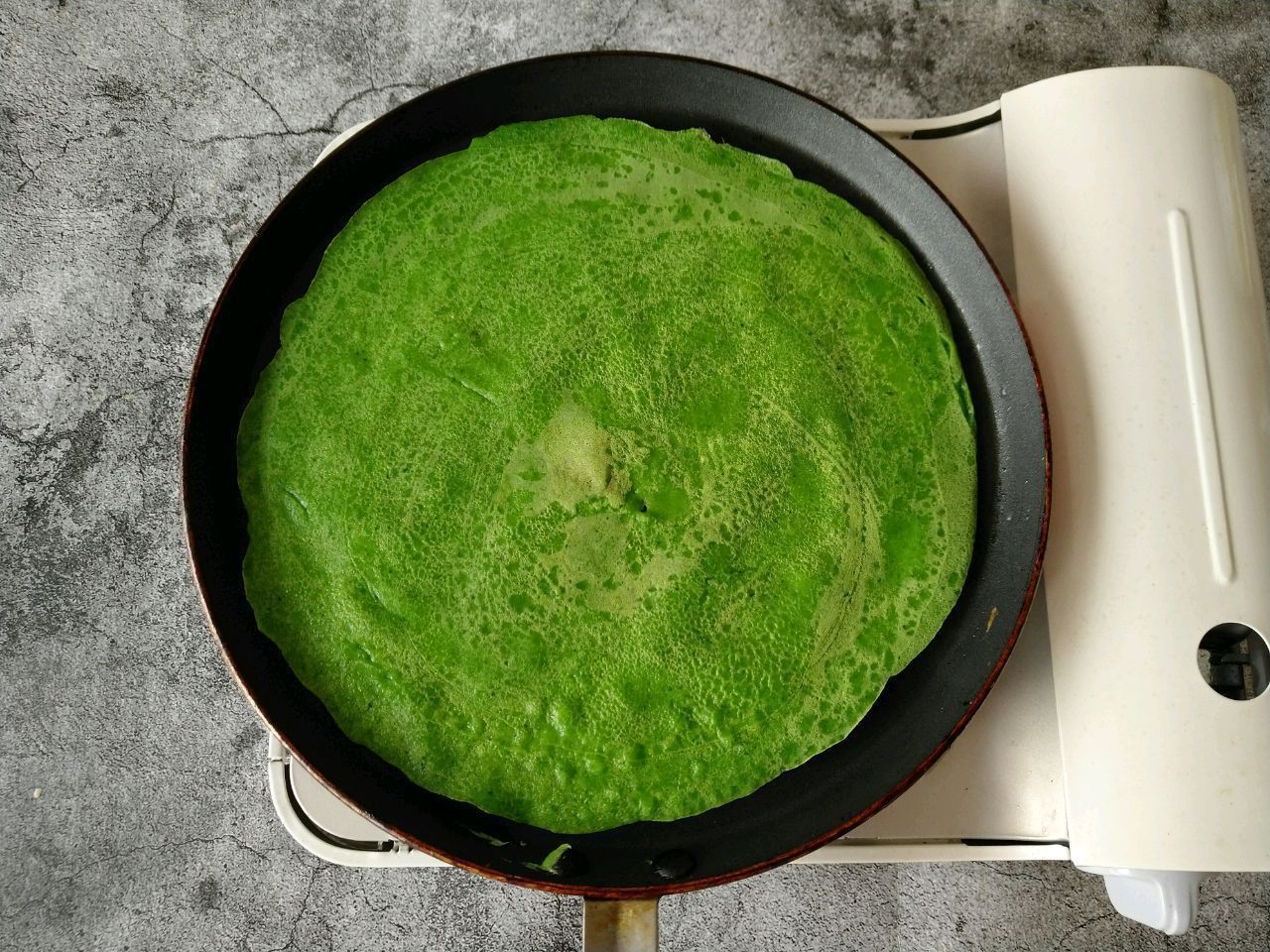 维生素菠菜和鸡蛋摊成饼,5分钟就做好,营养美味,孩子很喜欢吃