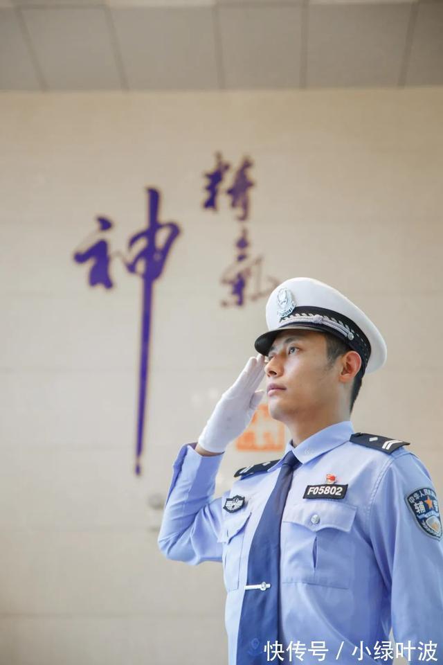 致敬祖国│菏泽高速交警与国旗合影,定格