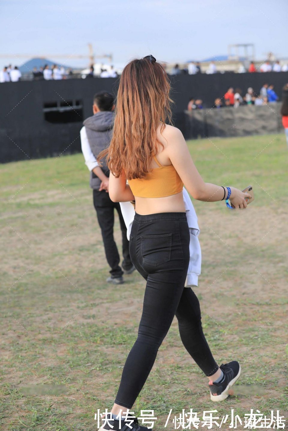 美女 美女神情相当光泽和甜美,但是现在有点冷了,姐姐要注意好保暖