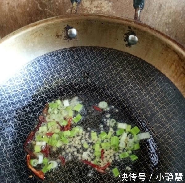 莲藕一焯水就发黑?牢记几个小技巧,莲藕白净又脆爽,特别好吃