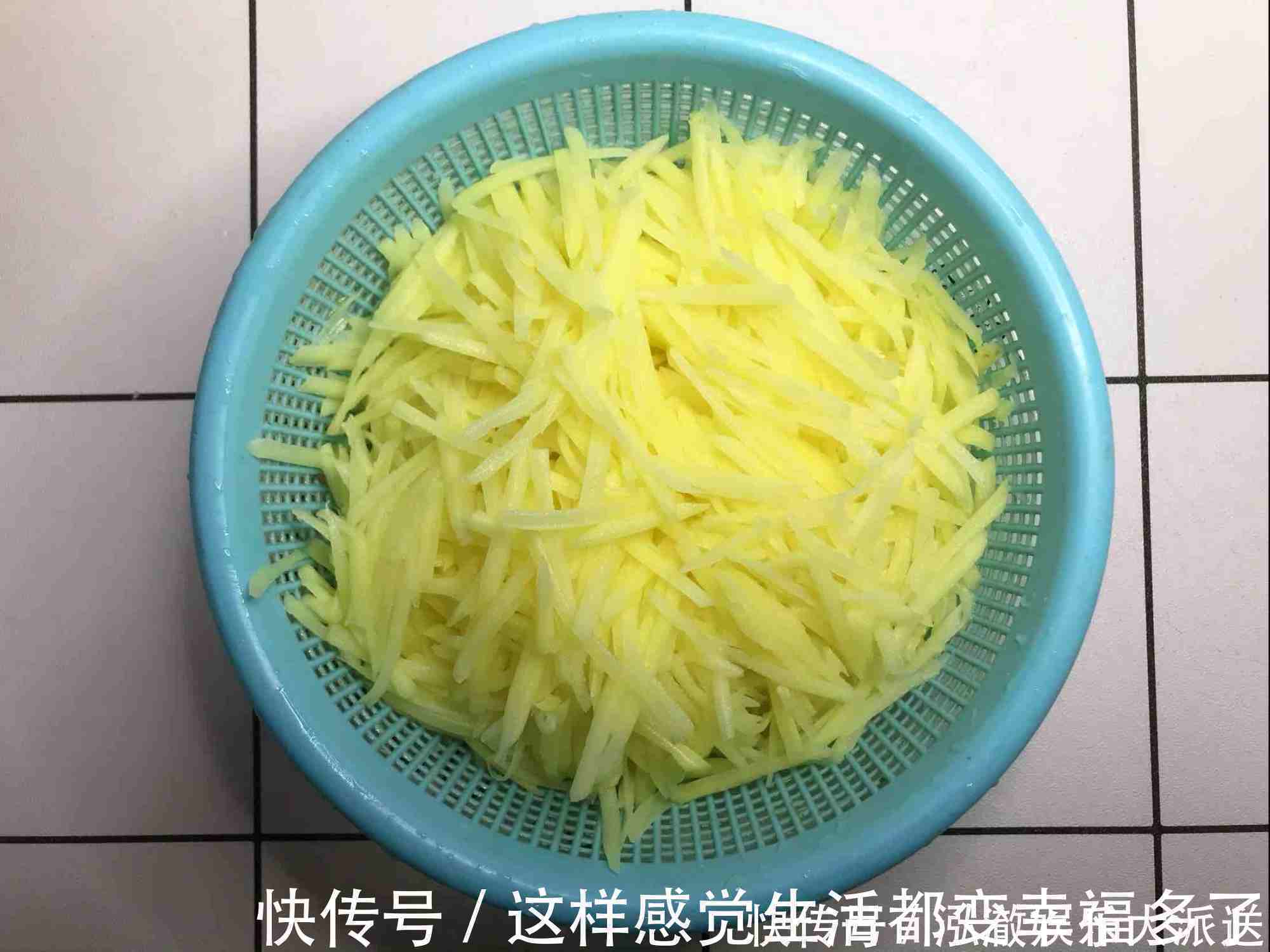 大厨教你炒土豆丝,学会这1个小技巧,做的比饭店的还香!