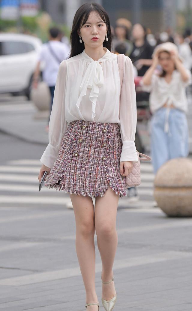 美女街拍:清澈甜美的连衣裙穿搭,尽显女性的柔美