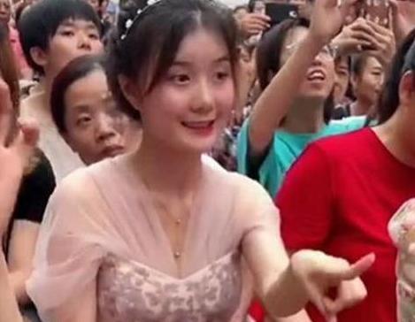 仪容|“最治愈幼师”走红,台下领舞笑容超甜,网友:妈妈,我恋爱了