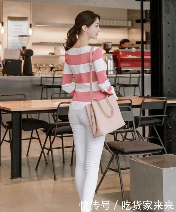 牛仔裤展现女性的自信穿搭,让你身姿妙曼显温柔女人味儿