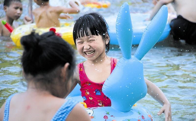 女浴室|爸爸“被迫式”带娃洗澡,拎领子大飞脚,网友:不用看肯定是儿子