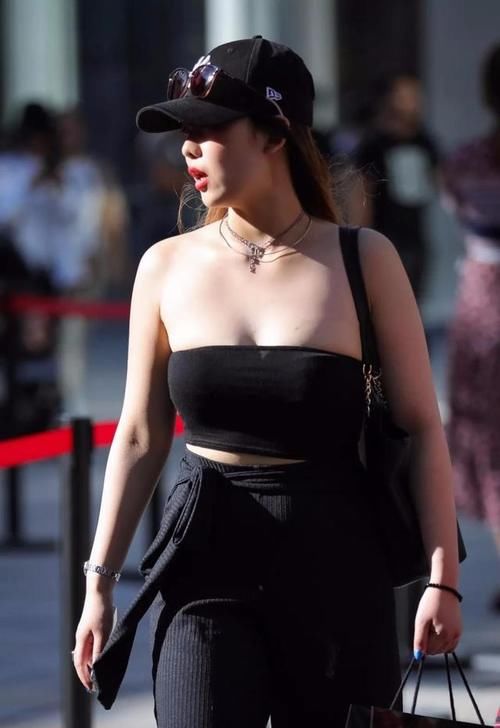 街拍 微胖女孩穿搭黄色的连衣裙，流畅立体的剪裁，走在街头非常亮眼