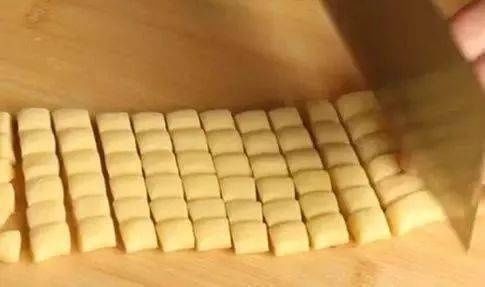 1个鸡蛋，半斤面粉，不用一滴油，试试这样做一次，一大盘不够吃