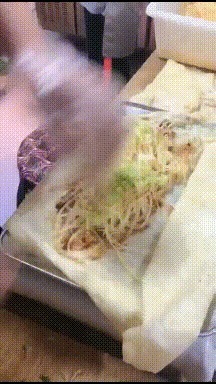 |搞笑GIF趣图:凉皮加凉面,据说吃起来很爽的感觉
