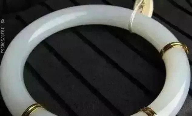 女子摔坏130万翡翠手镯,被店主要求索赔,最终却倒赚70万