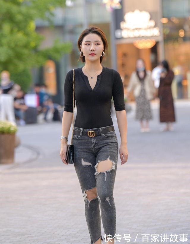 孔开 时尚的“洞”牛仔,搭配简单的打底衫,“小粗腿”也可以轻松驾驭!