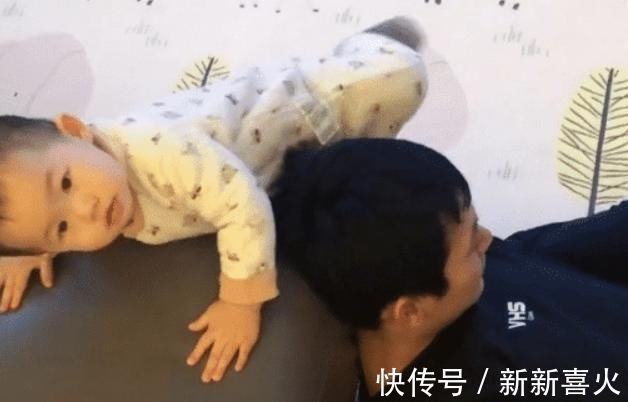 沙发|小短腿爬不上沙发,机智宝宝有妙招,网友:海拔不够,爸爸来凑?