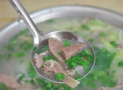 羊肉|炖羊肉汤,别放太多料,只需2样,牢记4点,羊汤香浓又美味