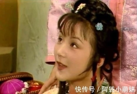 鹤氅#下雪了,红楼大观园姐妹聚会,4个女子没穿红斗篷,她们都是寡妇