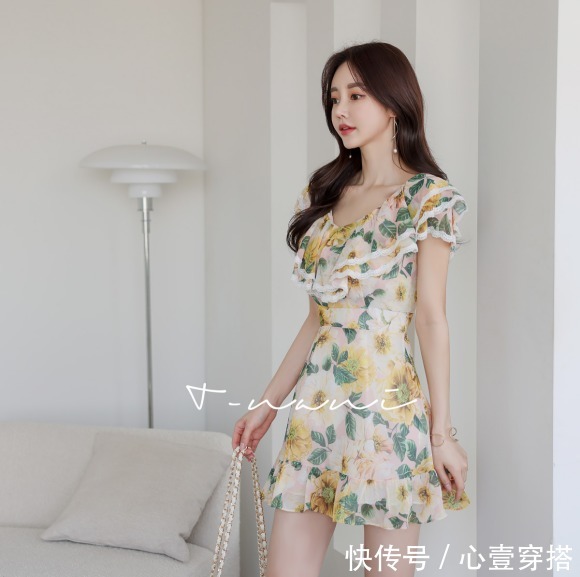 孙允珠|女神孙允珠时尚搭配:鲜蕊迷迭香惜春菊叶碎花衣裙