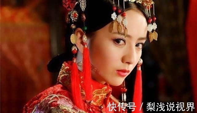 知府#少女出一上联:“牵牛喝水,嘴对嘴”,知府对下联,少女又羞又气