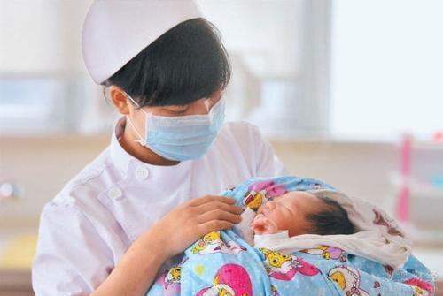 孩子|女儿越长越漂亮,爸爸认定娃不是亲生的,亲子鉴定妈妈后悔不当初