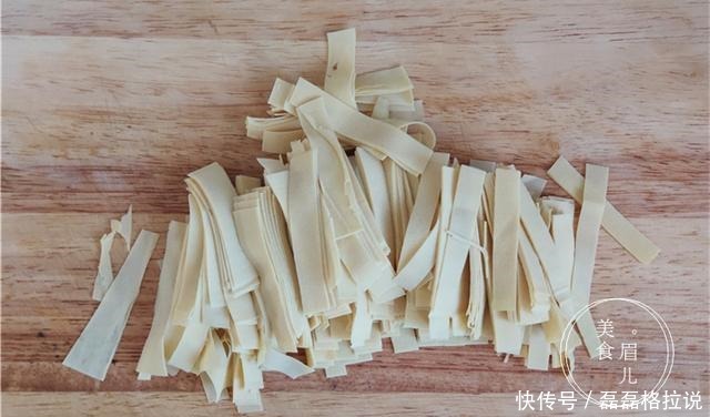 蒜黄这个做法,不用鸡蛋不用肉,比吃鱼吃肉还香,比白菜都受欢迎