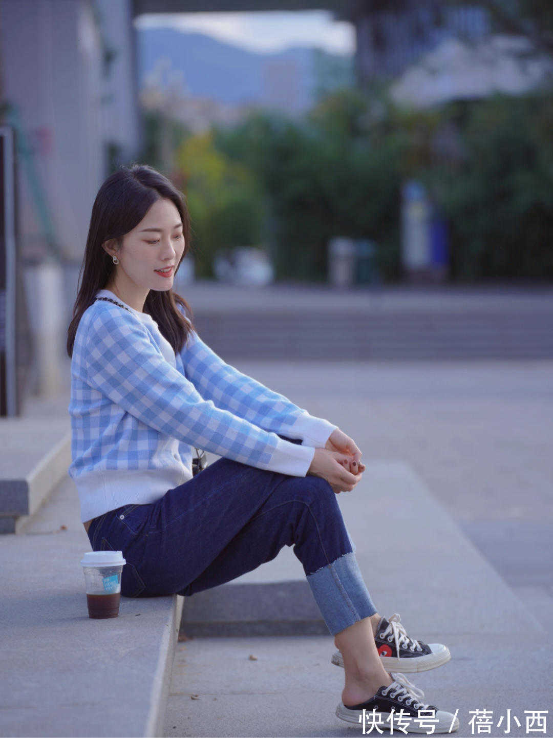 时髦|今秋“奶奶衫+牛仔裤”火了,洋气不说还显瘦,时髦精最爱!