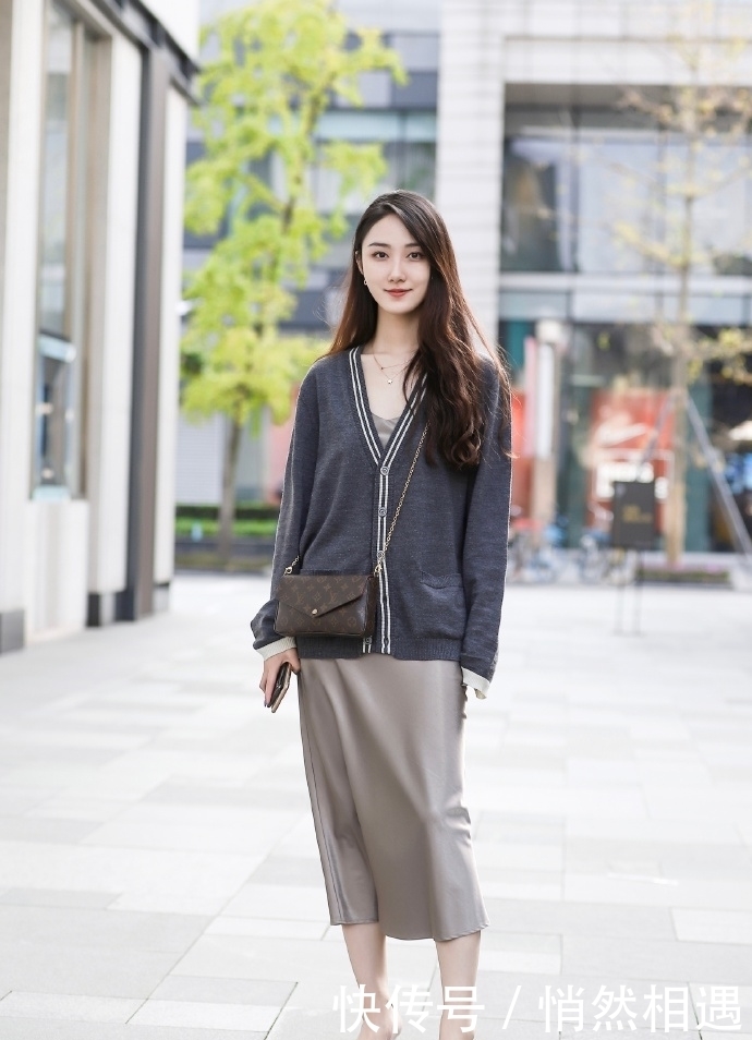 小姐姐|街拍:气质动人的甜美小姐姐,一颦一笑,迷倒众生