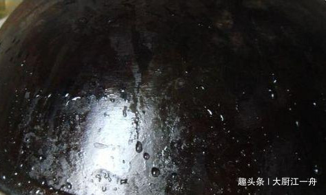家里炒锅用久了,锅底油污洗不掉,大厨教你这样做,立马光亮如新