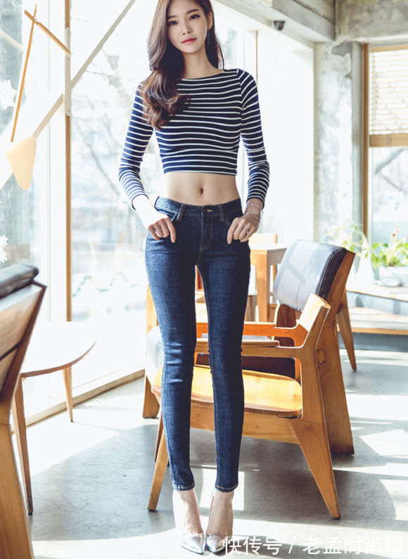 牛仔裤 街拍:牛仔裤小姐姐的搭配柔美娇俏,带来无限活力