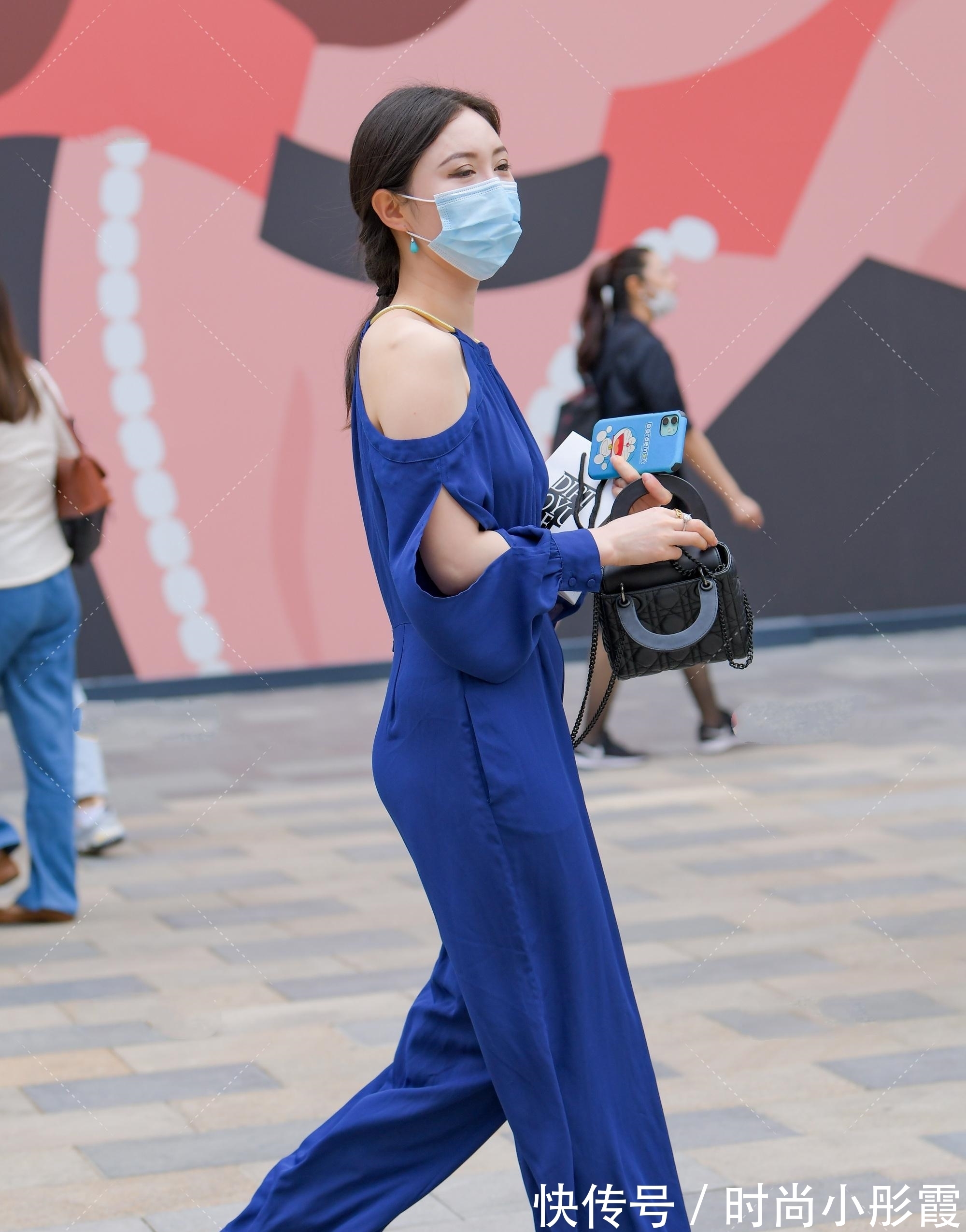 连体衣 性感大气的亮蓝色连体衣,既麻烦又好看的一套穿搭