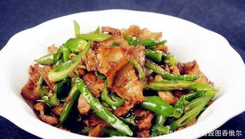  农家小炒肉，是先炒辣椒还是先炒肉？