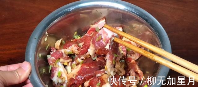 在家炸酥肉，面糊只用水调就错了，教你饭店做法，外酥里嫩不脱糊！