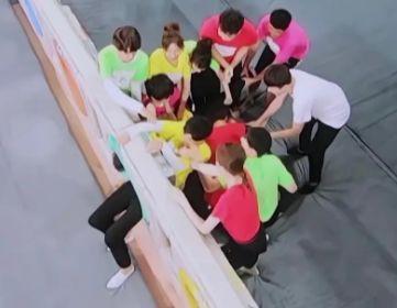 肖战早就是“游戏大魔王”录节目智商爆表，做游戏反应超快