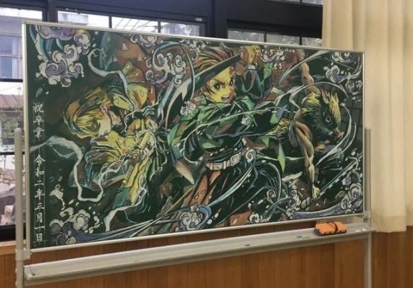 我妻善逸|美术老师用落叶“画”出《鬼灭》,黑板画堪称一绝,这都可以?