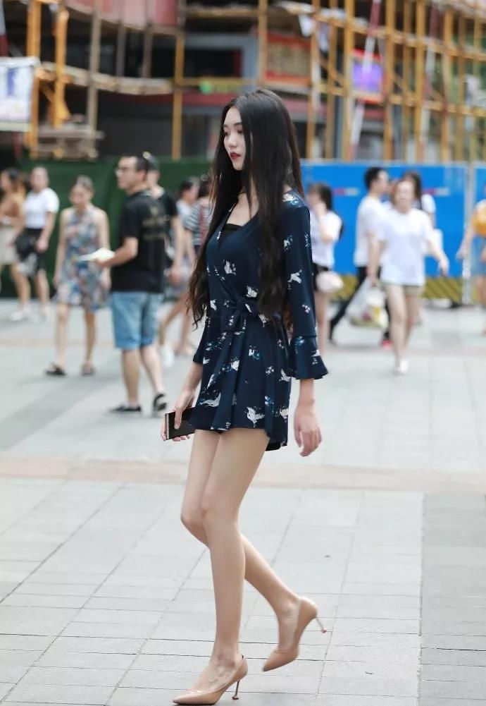 穿搭 美女脚上穿搭上一双尖头的高跟鞋,让她在走路的时候更加的有气势