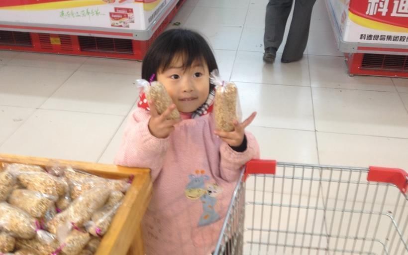 墨菲定理|男孩在零食店乱摸食物,店员一句话禁止,妈妈:别凶我们孩子