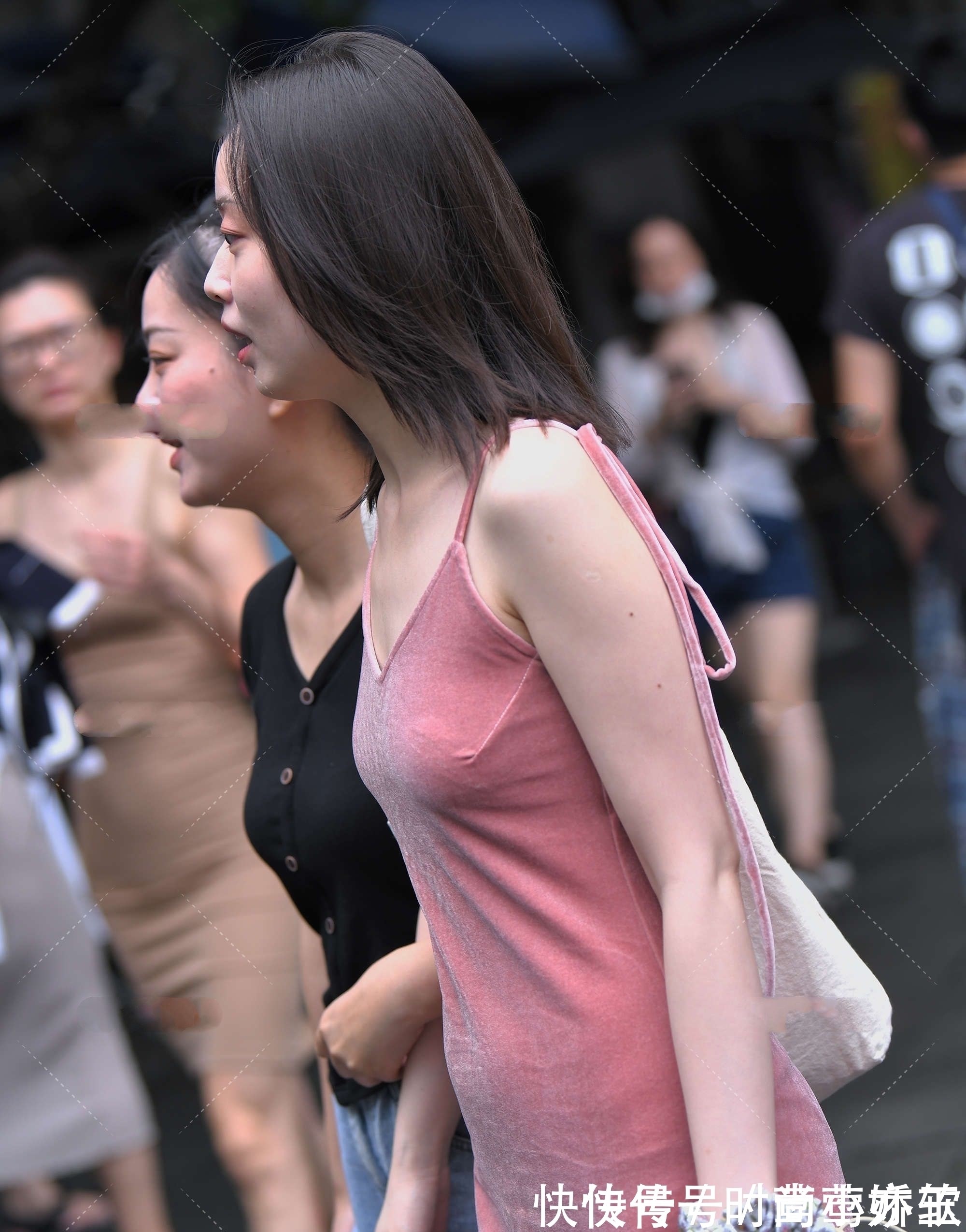 减龄 淡粉色连衣裙很减龄,丝绒材质高级十足,蝴蝶结增添甜美感