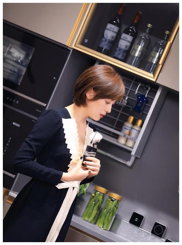 蓬松感 40岁女人发型别瞎剪,今夏流行这5款“减龄”短发,显年轻很洋气