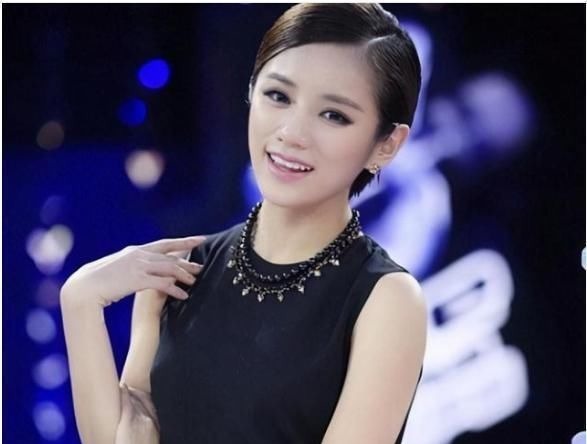 女主持伊一失误现场:穿少一件衣服上台,张国立硬是60分钟没斜眼