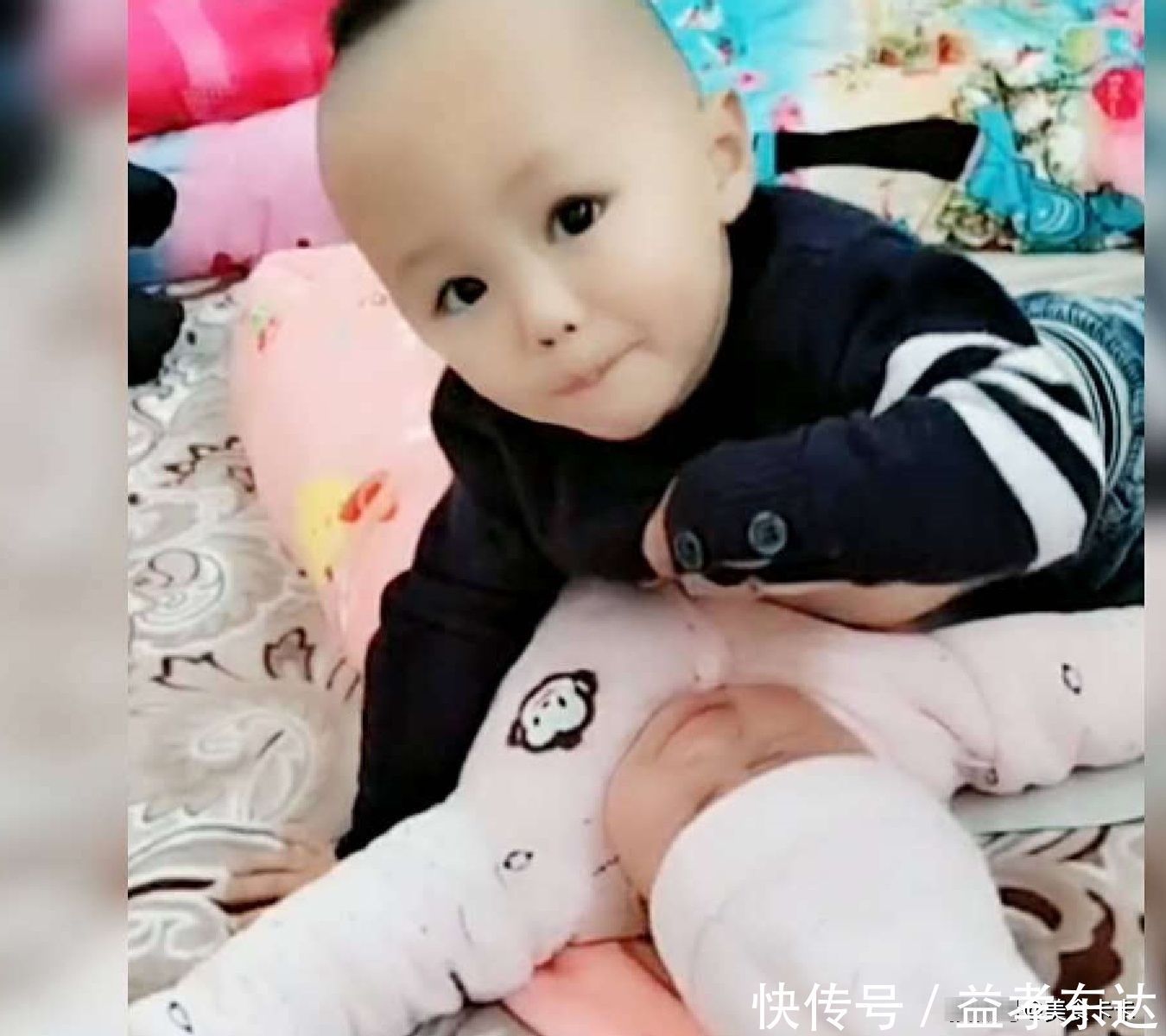 妈妈|妈妈去上厕所让儿子看妹妹,出来看见哥哥,简直是笑喷了