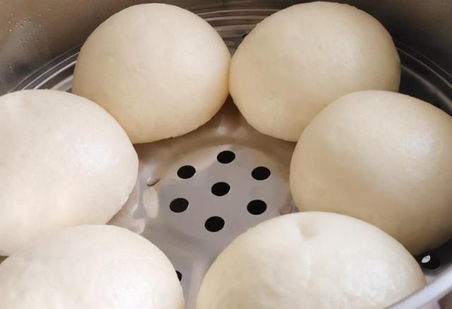 松软|馒头一凉就发硬?面点师傅教我3招,馒头松软香,放冷了也不硬