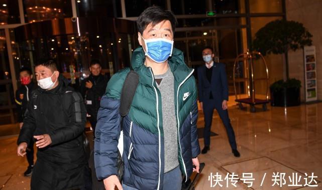 国足|李霄鹏上任后首次发声!将国足比作不争气的儿子,回应为何招52人