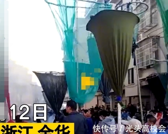 金华一新房上梁仪式现场出现奇特一幕，众人举渔网等候：接红包雨