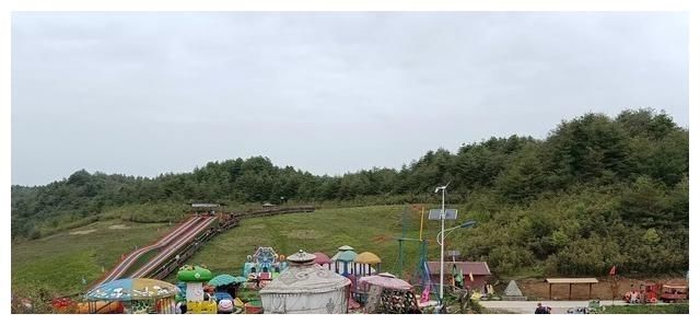 陕西秦岭一山脉，藏万亩高山草甸，山顶竟有湖可垂钓，游客很少知