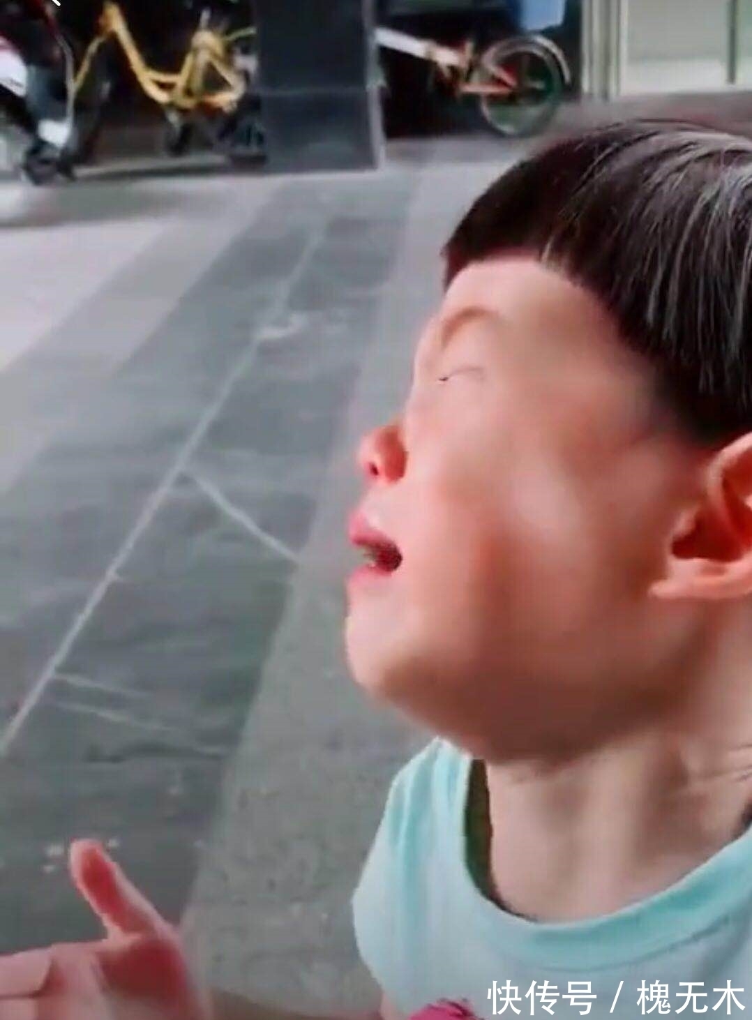 棒冰|小男孩咬了一口棒冰,捂着嘴哭喊起来,妈妈紧张地一遍遍解释!