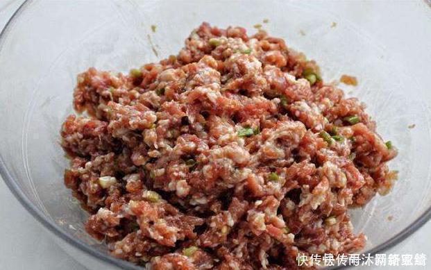 不管拌啥饺子馅,加水就错了,换成“它”,饺子鲜嫩多汁,吃不够