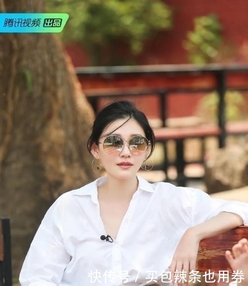 百褶裙|44岁大S素颜吓人网友这个大妈是谁针织衫+百褶裙超时髦