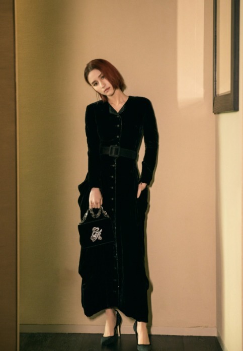 针织衫 何超莲很有“名媛气质”,穿黑色丝绒裙尽显身材曲线,不输女明星