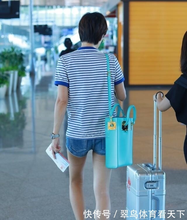 细长腿 短发的马伊琍也不乏女人味,穿条纹衫+短裤走机场,细长腿真加分!
