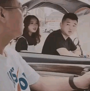 |搞笑GIF：这套动作真危险 到底是男的累还是女的累