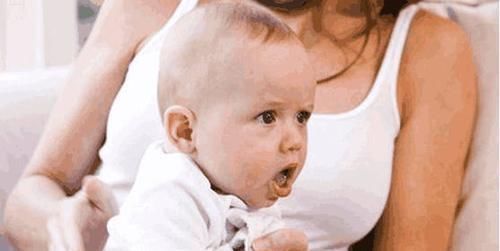 损伤|妈妈为“省事”,用这个喂奶,导致15个月女童大脑损伤