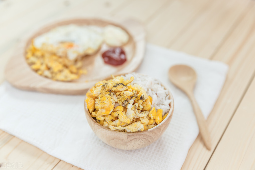 鸡蛋营养丰富,人人都爱吃,但是你知道吃多了的后果吗?