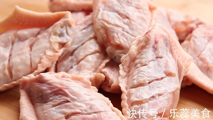 鲜香|2分钟学会鸡翅新做法,不蒸不煮不油炸,鲜香又软嫩,做法超简单
